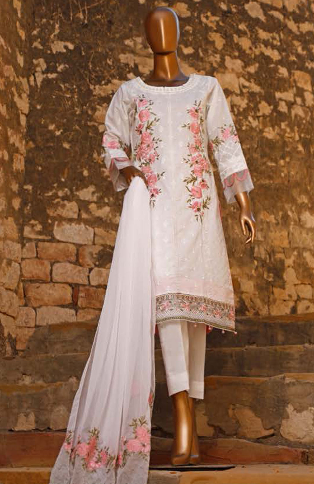 Muskan Ahmed White Luxe Embrd.Lawn'21 By Saqafat