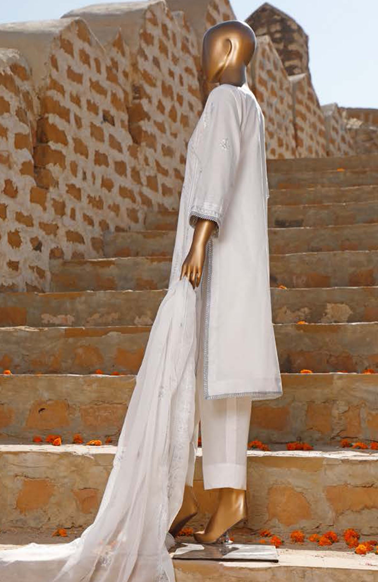 Muskan Ahmed White Luxe Embrd.Lawn'21 By Saqafat